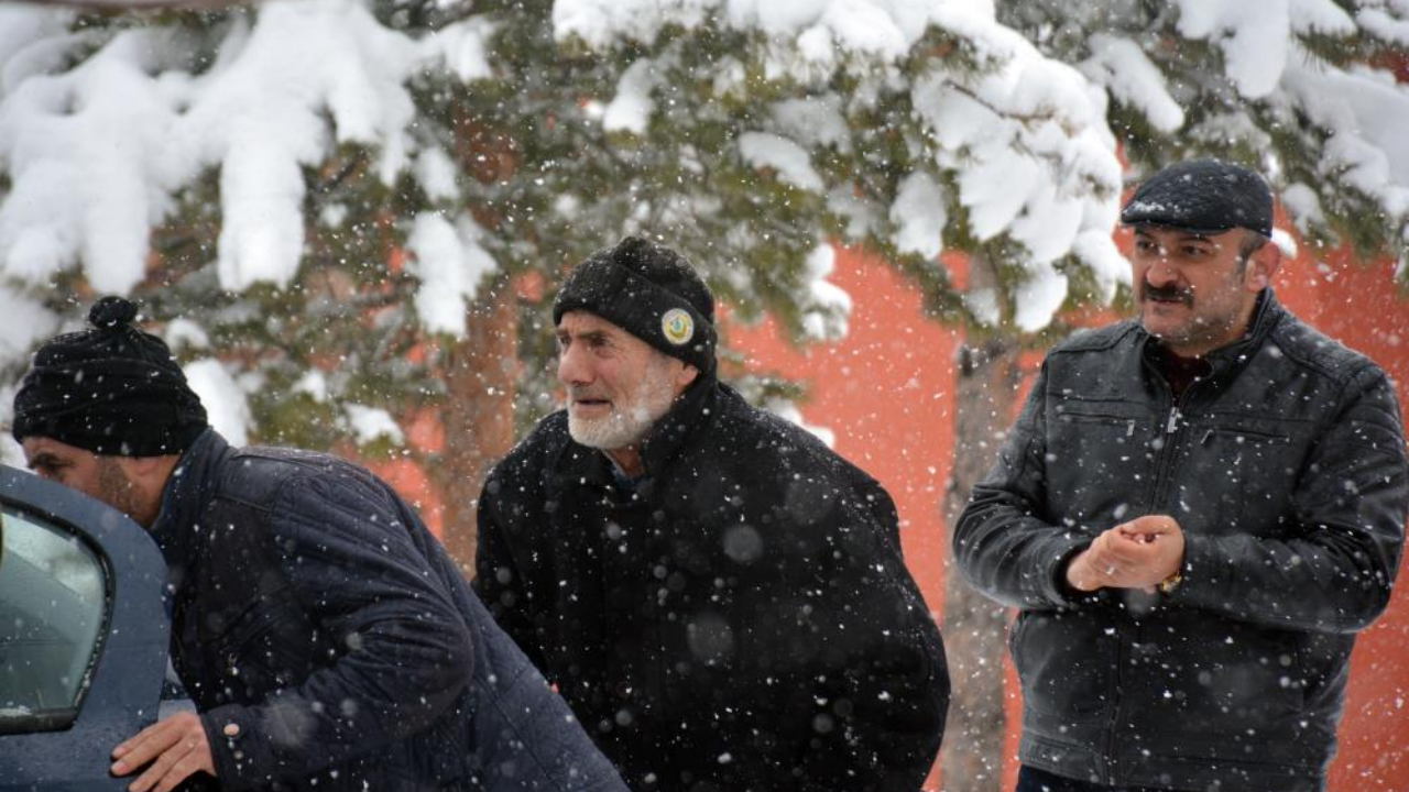 Karlı yolda kamyonet köprüden düştü: 1 ölü, 3 yaralı